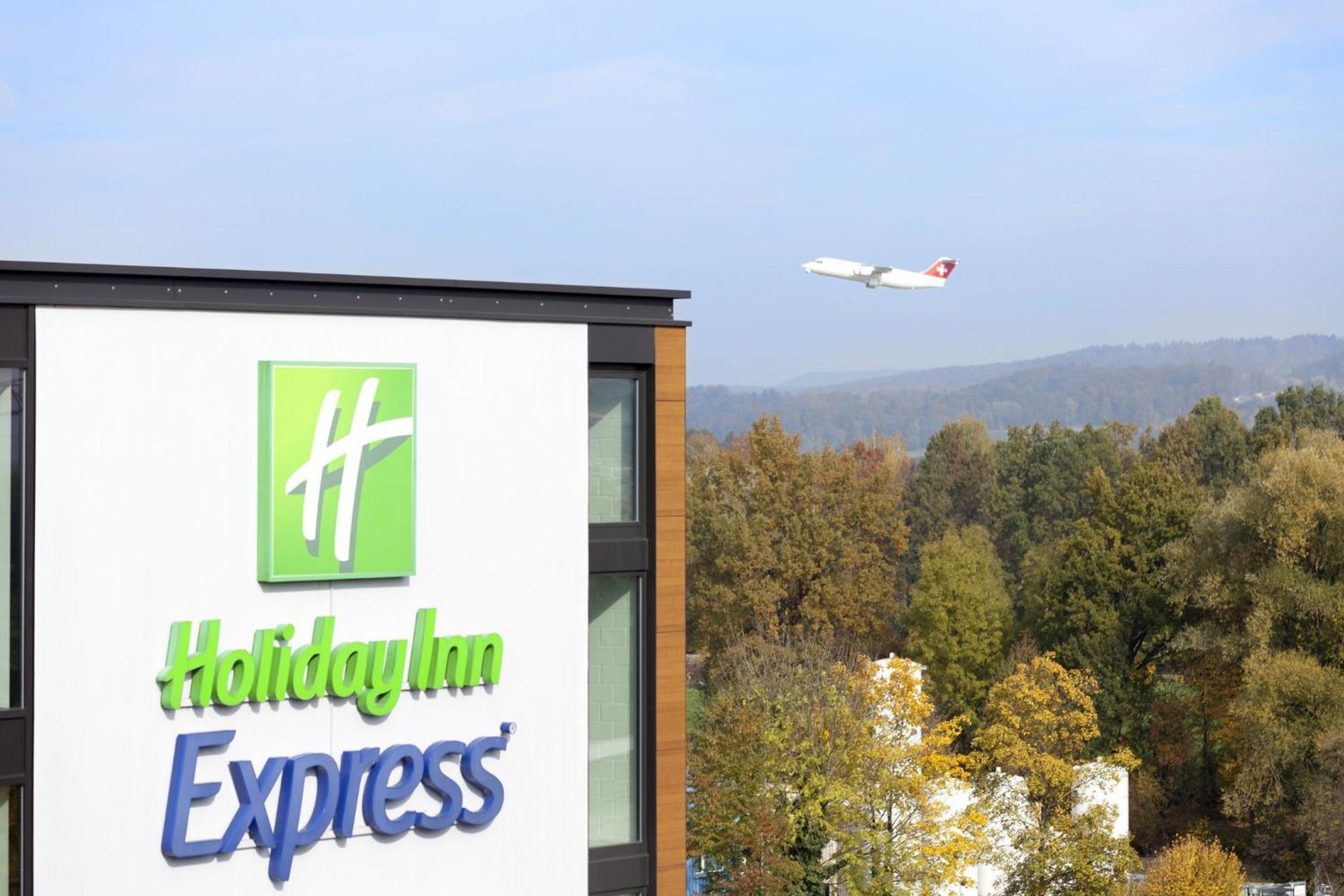 Holiday Inn Express Zurich Airport, An Ihg Hotel Rümlang Exterior foto